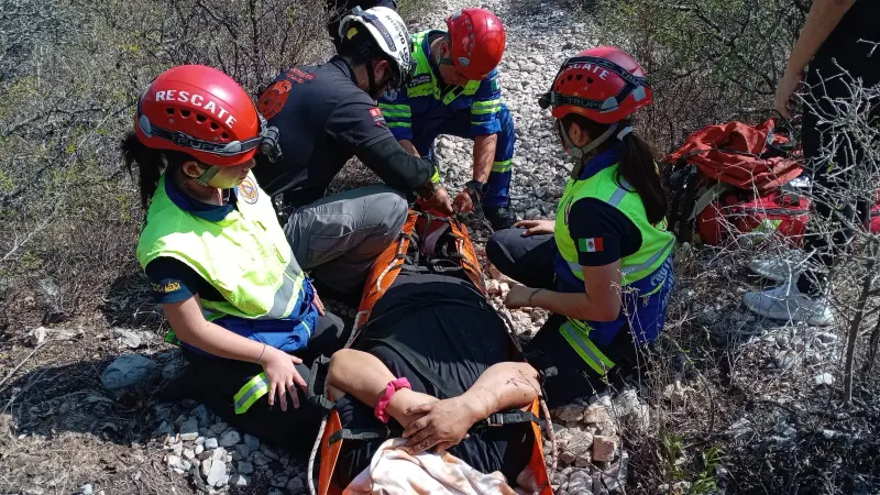 Rescatan a mujer lesionada tras caída en zona montañosa de San Pedro