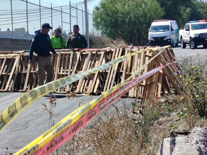 Se abre la tierra frente a la Megafarmacia del Bienestar en Huehuetoca