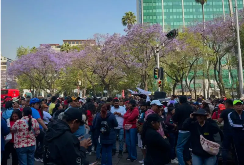 Llaman a tomar precauciones por bloqueo de maestros en Reforma