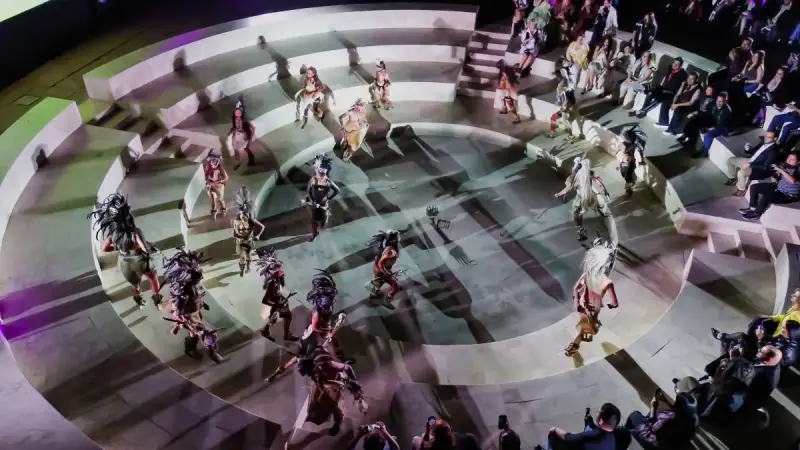 “Los Guamares de la Noche”: Celebran fusión de identidad chichimeca y moda contemporánea en el Forum Cultural