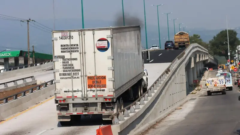 Rescatan a más de 200 migrantes de tráiler en corralón de Xalapa