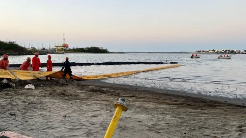 Pemex recupera 549 m3 de crudo