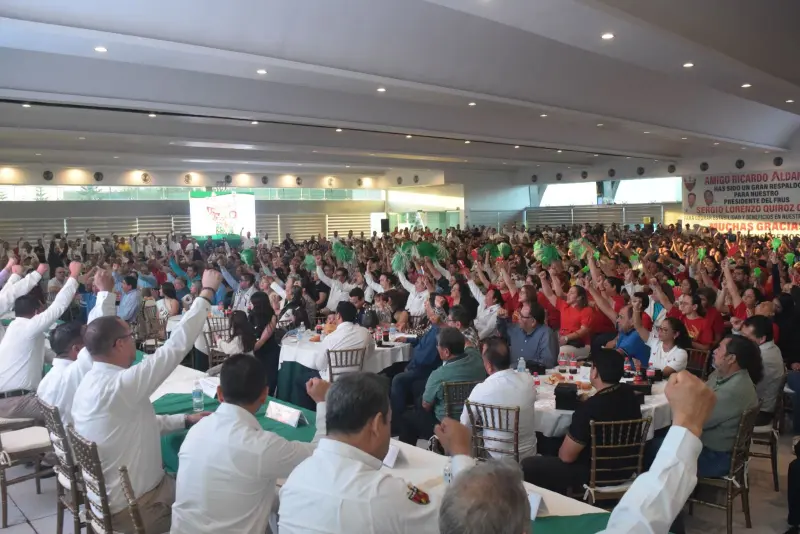 Reconoce Sección 30 a Sergio Quiroz