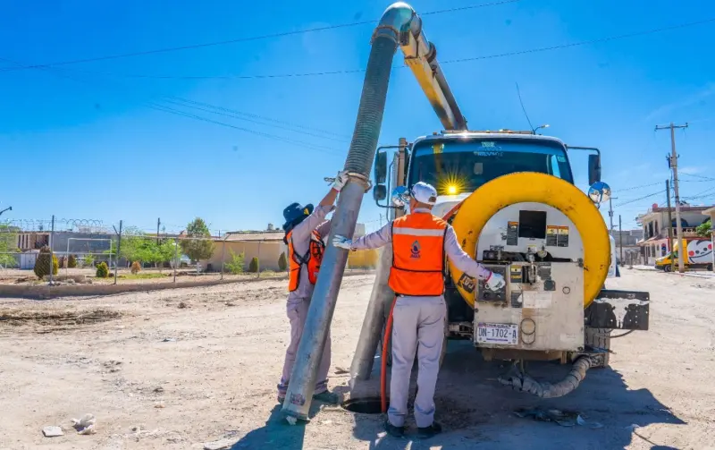 Limpia JMAS drenaje en El Mezquital tras acuerdo con vecinos