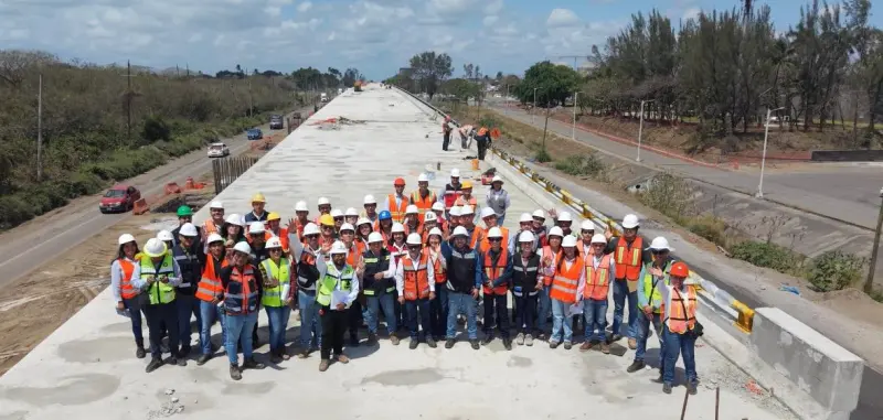 Estudiantes de ingeniería visitan distribuidor vial al puerto de Veracruz