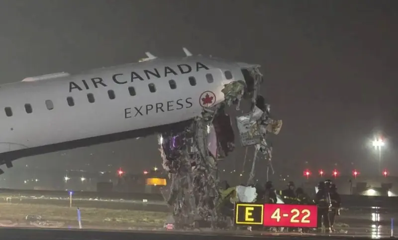 Confirman muerte de 2 pilotos y 41 heridos en choque en aeropuerto de NY