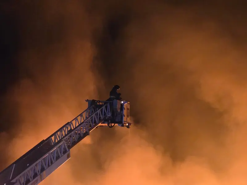 Controlan incendio en tarimera tras más de 6 horas sin lesionados
