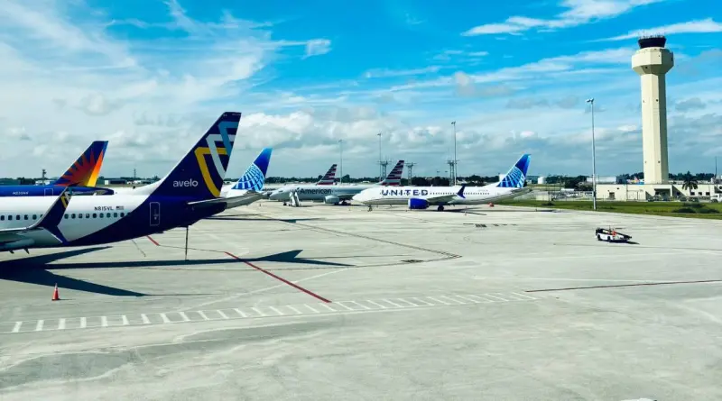 Renombra Florida aeropuerto de Palm Beach en honor a Trump