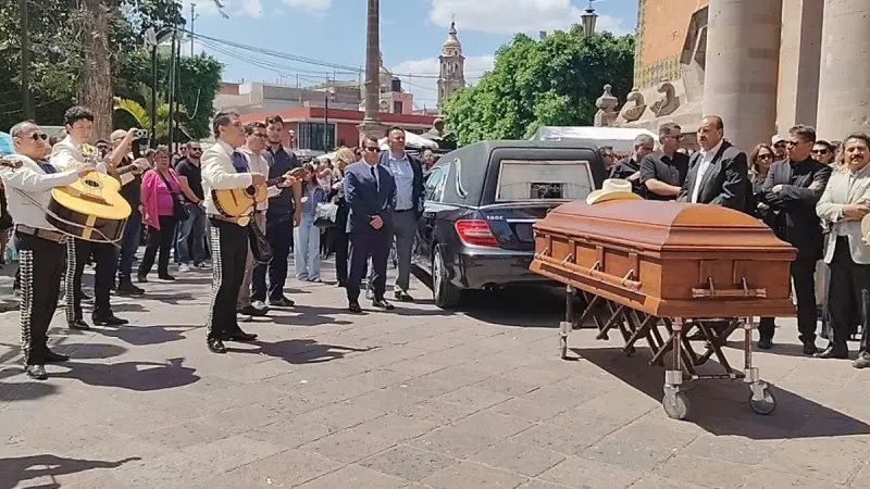 Luto en Celaya: Dan último homenaje a Roberto Castañeda en el templo de San Francisco