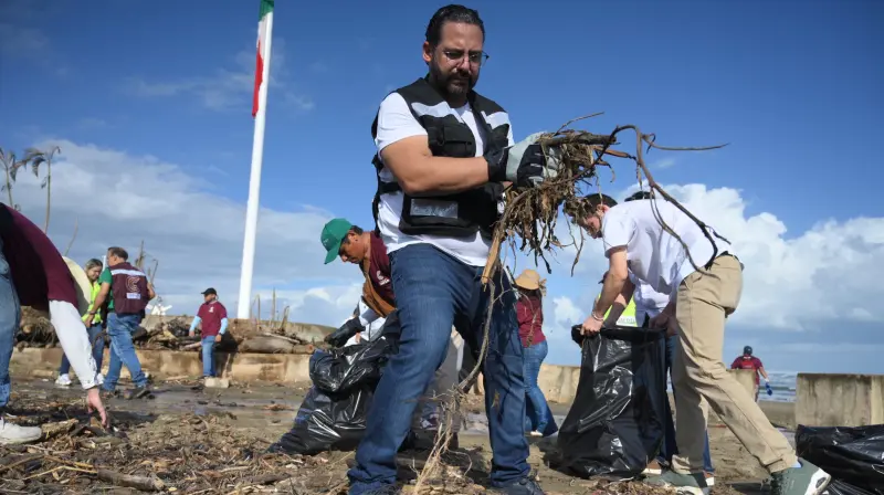 Responde Coatzacoalcos a llamado de Pedro Miguel para limpieza de playa