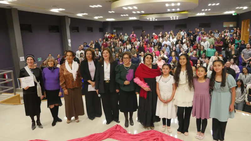 Presentan obra Mujeres de Tierra Roja