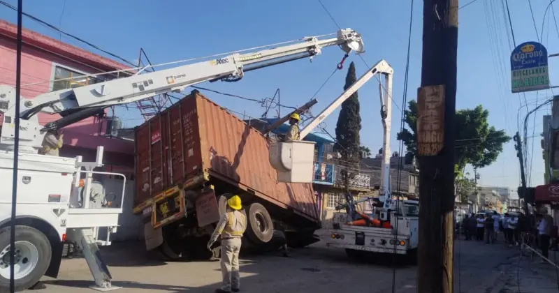 Atienden equipos de emergencias poste fracturado por tráiler en Ecatepec