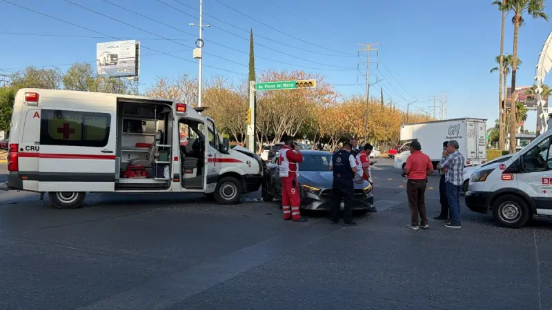 Ambulancia de Cruz Roja choca contra auto Mercedes-Benz en Paseo del Moral
