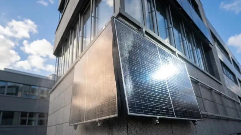 Investigadores de Harvard diseñan panel solar que decide por sí mismo si generar calor en invierno o electricidad en verano usando solo la condensación del agua como interruptor natural