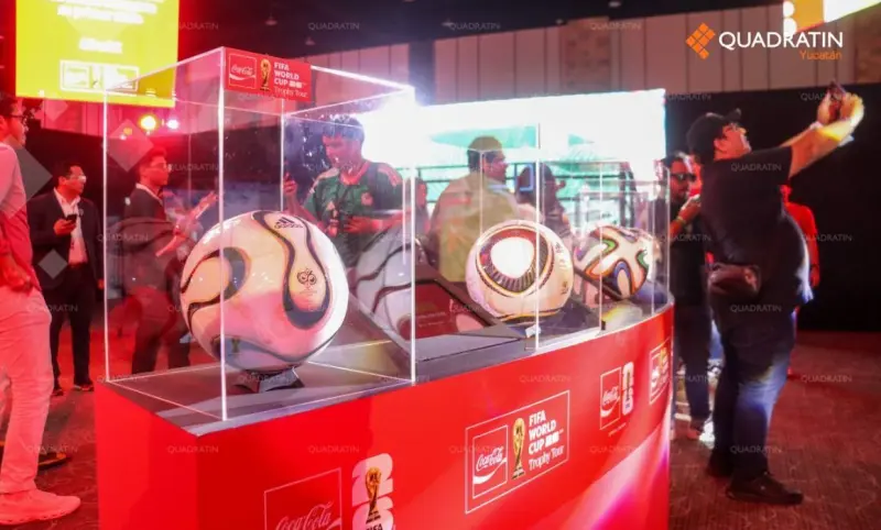 Meridanos aprecian el trofeo original de la Copa del Mundo