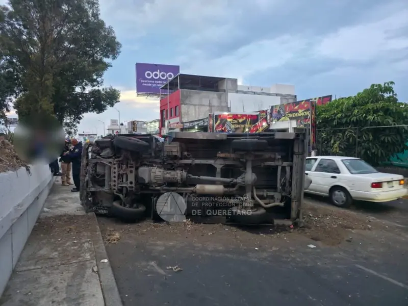 Vuelca camión de volteo en laterales de la México – Querétaro