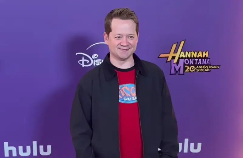 Jason Earles asiste al estreno de ‘Hannah Montana 20’ tras confirmar que mintió sobre su edad para interpretar a Jackson Stewart, hermano de Miley