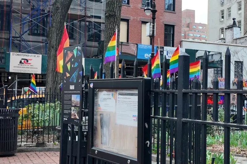 Reivindican derechos trans en el emblemático Christopher Park de NY