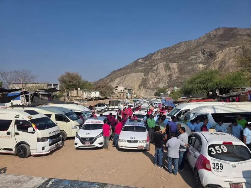 Paran labores transportistas de Tlapa; exigen la reparación de baches