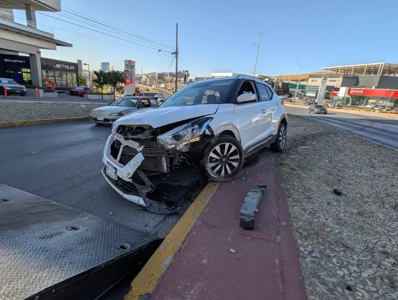 Choca en el periférico para evitar atropellar a peatón
