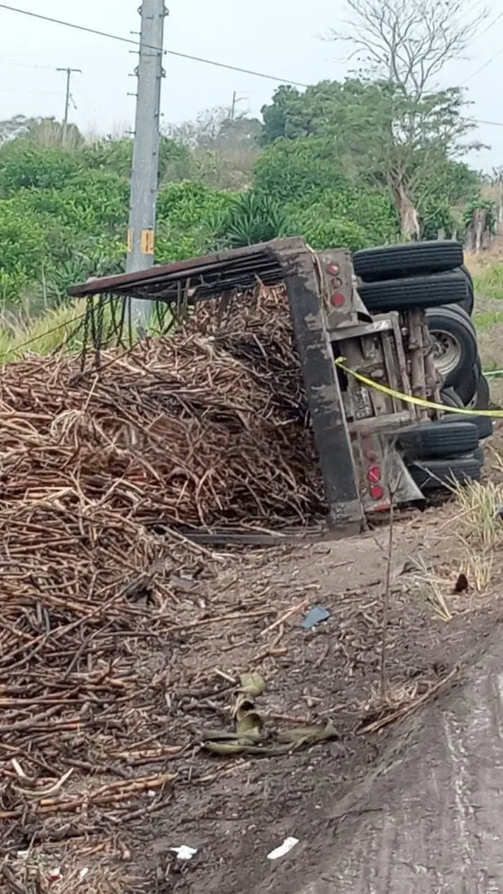 Vuelva camión calero sobre vehículo y muere conductor, en Cuitláhuac
