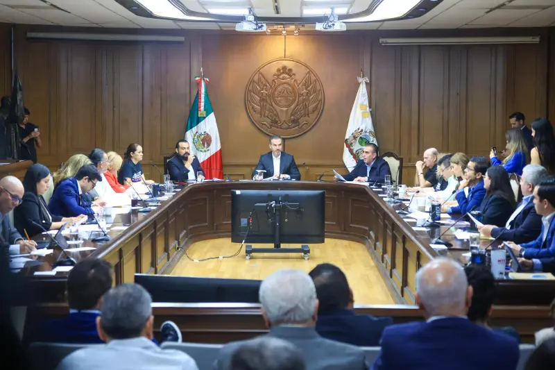 Pide Adrián de la Garza analizar propuesta para reducir regidurías en Monterrey