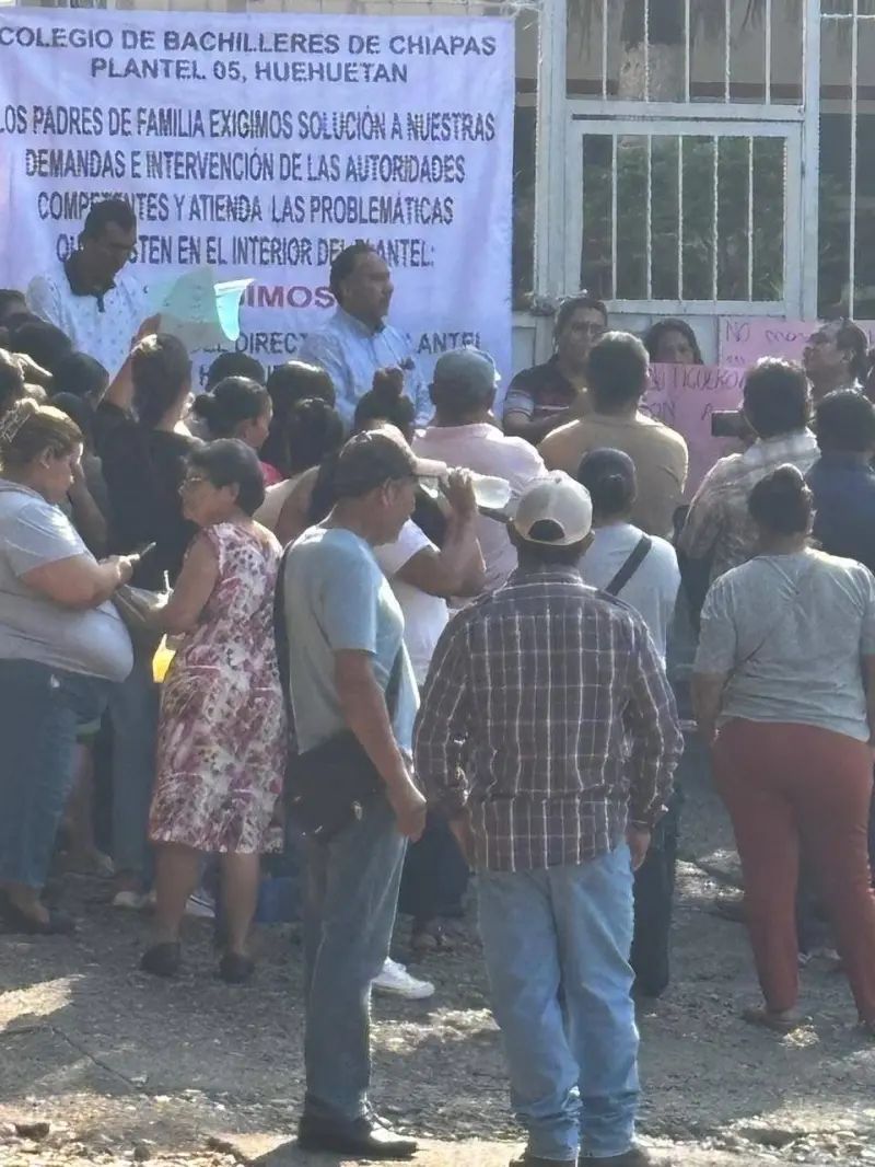 Padres de Cobach Huehuetán; acusan a director de ausentismo y corrupción