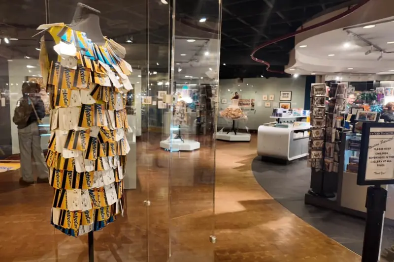 Transforman las MetroCard en piezas de arte en la terminal Grand Central