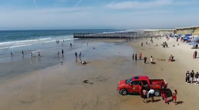 Rescatan a dos personas en Playas de Tijuana