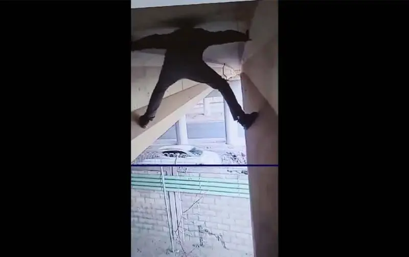 VIDEO: Al estilo “Spiderman”: intentó cruzar a EU colgado debajo del “Libre”