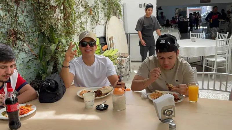 Así fue la convivencia de La Arrolladora Banda El Limón con fans de Irapuato y su amiga ‘Chucky’