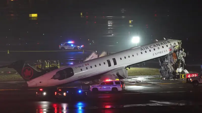 Vuelo regional de Air Canada colisiona con vehículo en LaGuardia y provoca cierre temporal del aeropuerto mientras se evalúan daños y seguridad