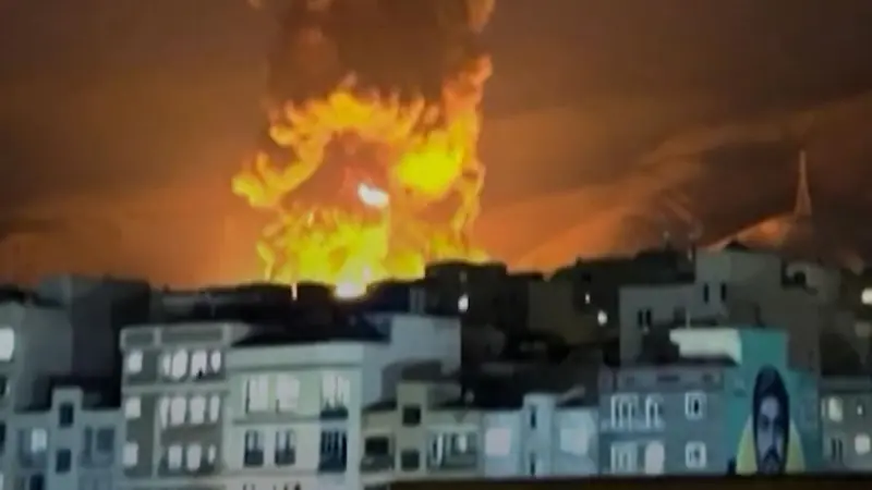 Densa nube de humo sobre el cielo de Teherán