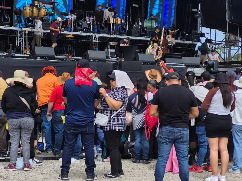 Expectativa y ambiente organizado marcan la llegada al concierto de Carín León