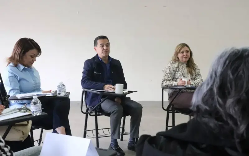 Rector de la UACJ recorre Centro Comunitario de la universidad