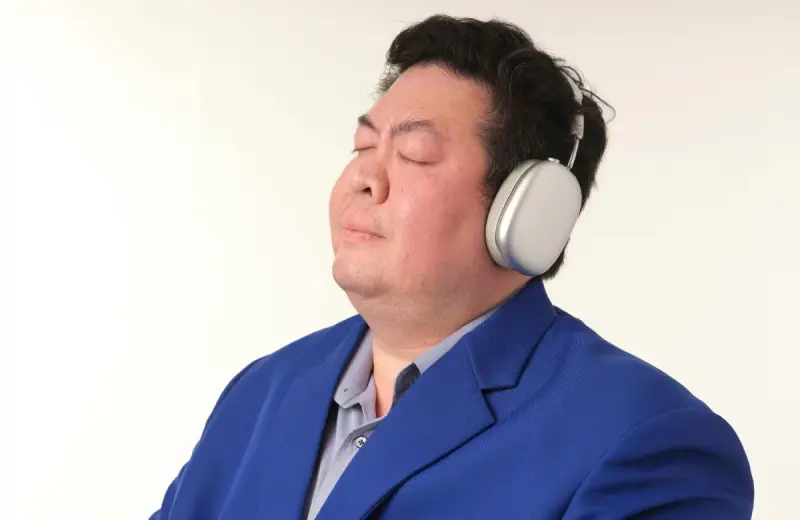 ¿Cerrar los ojos para oír mejor? Un estudio revela que este hábito podría ser contraproducente en lugares ruidosos