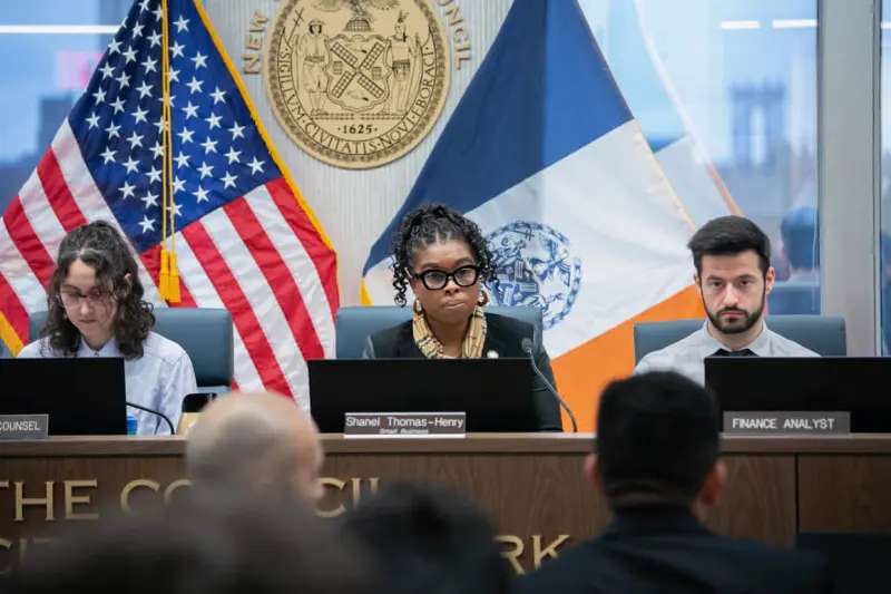 Promueve Shanel Thomas-Henry apoyos y seguridad para negocios de Queens