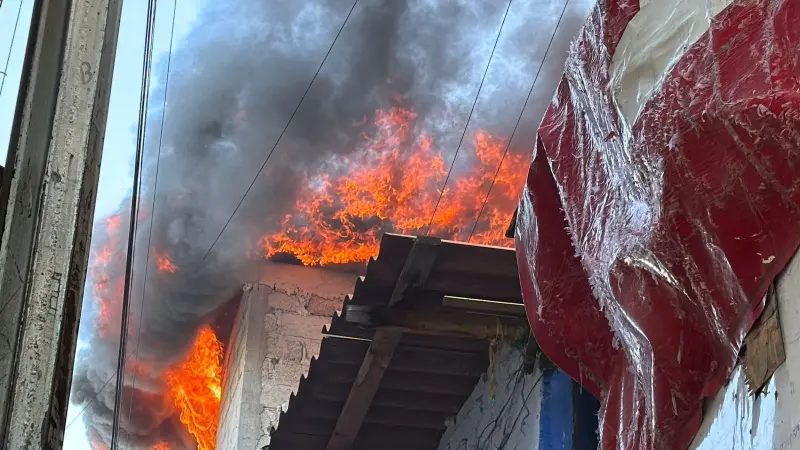 Amenaza incendio casas en Naucalpan: vecinos sacan tanques de gas