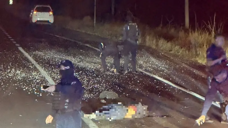 Sin casco, muere motociclista al derrapar en la carretera de Salamanca a Valle de Santiago