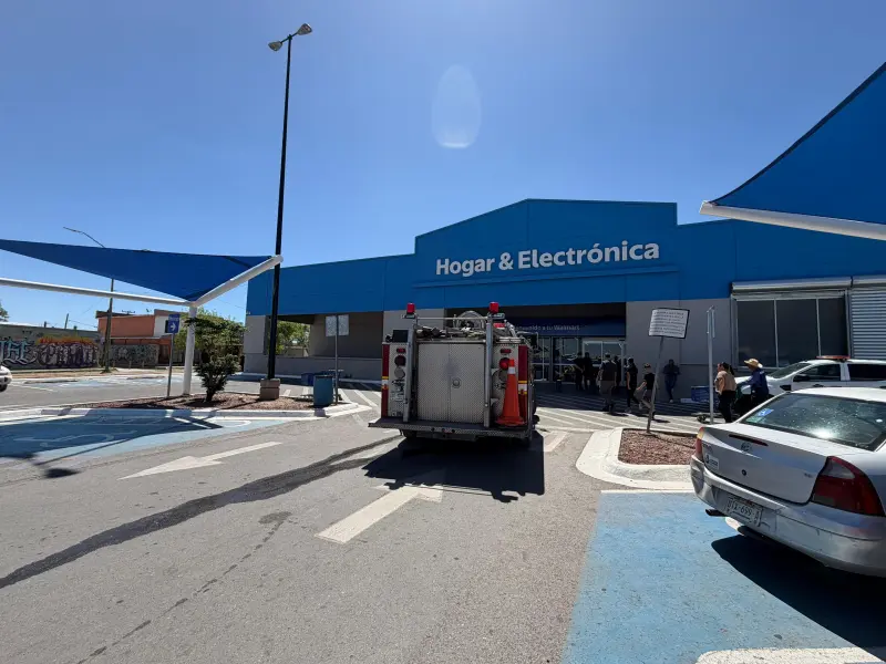 Activa evacuación cortocircuito en Walmart de Fuentes Mares