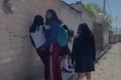 Exhiben pelea entre niñas de secundaria en La Valla