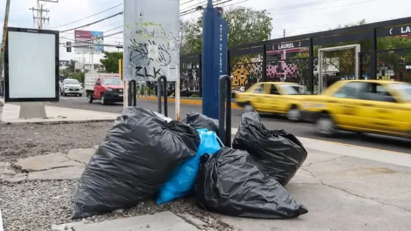 Sancionan a 205 negocios por sacar basura fuera de horario en Querétaro