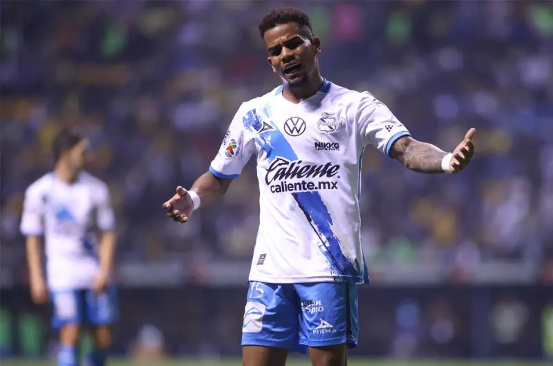 ‘Empujoncito’ a árbitro le saldrá caro al delantero colombiano del Puebla, Édgar Guerra