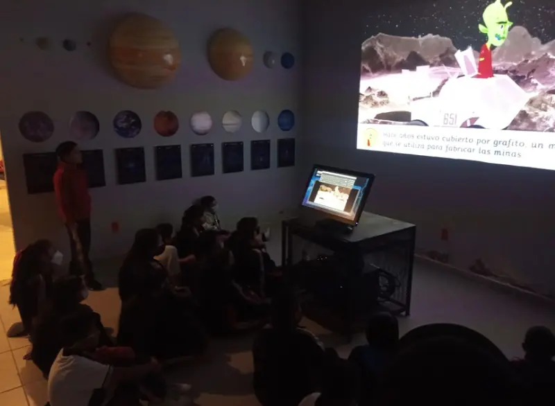 Niñas y niños aprenden sobre astronomía en Charcas