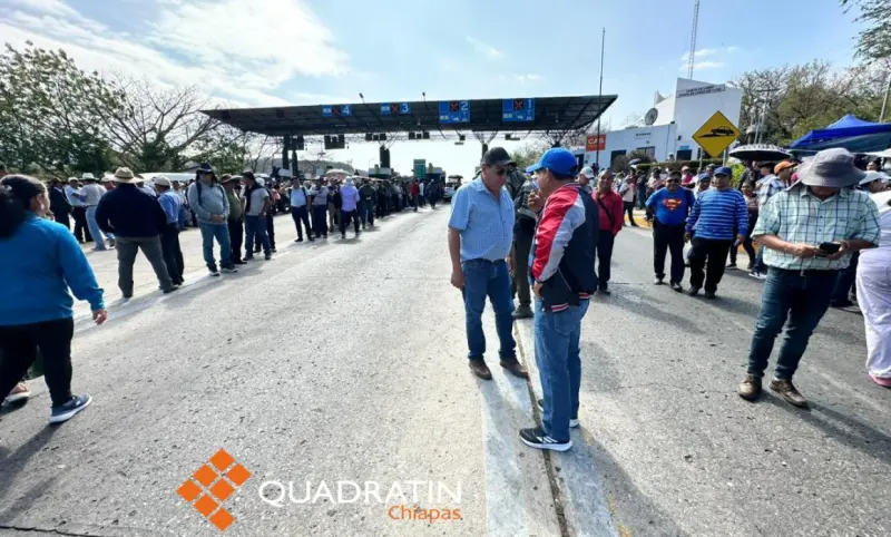Maestros toman casetas de peaje y exigen mesa tripartita inmediata