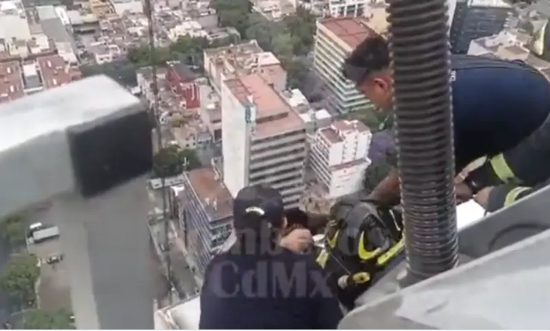 Rescatan ileso a trabajador colgado de andamio en Ciudad de México