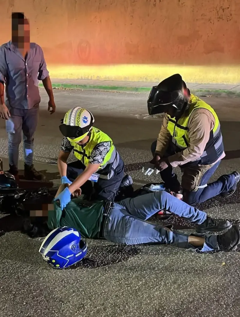 Deja choque entre moto y camioneta a joven lesionada en Valles