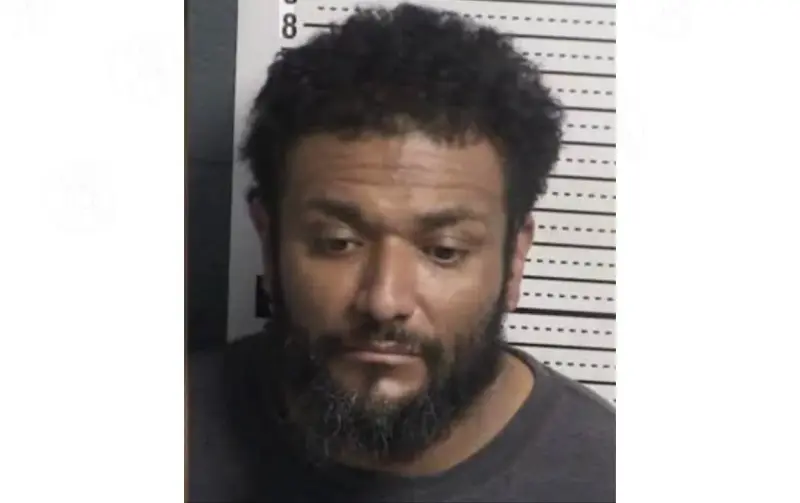 Arrestan a hombre tras apuñalamiento en motel de Las Cruces