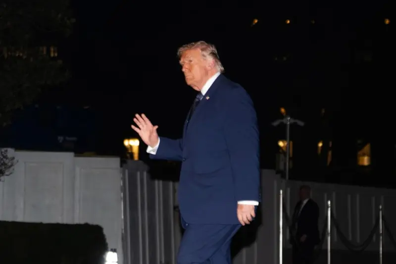 Advierte Trump un mal futuro si no ayudan a abrir Ormuz