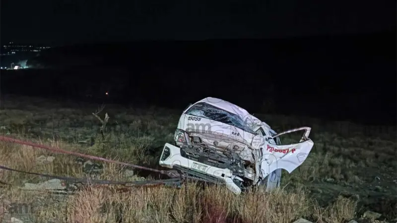 Accidente en León: Chofer de transporte privado sobrevive a aparatosa caída a un barranco